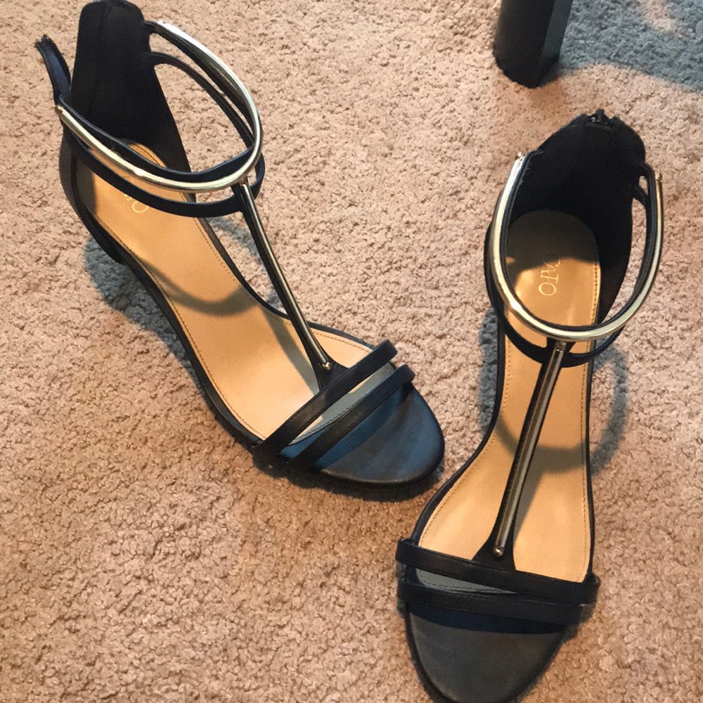 Navy kitten heel
